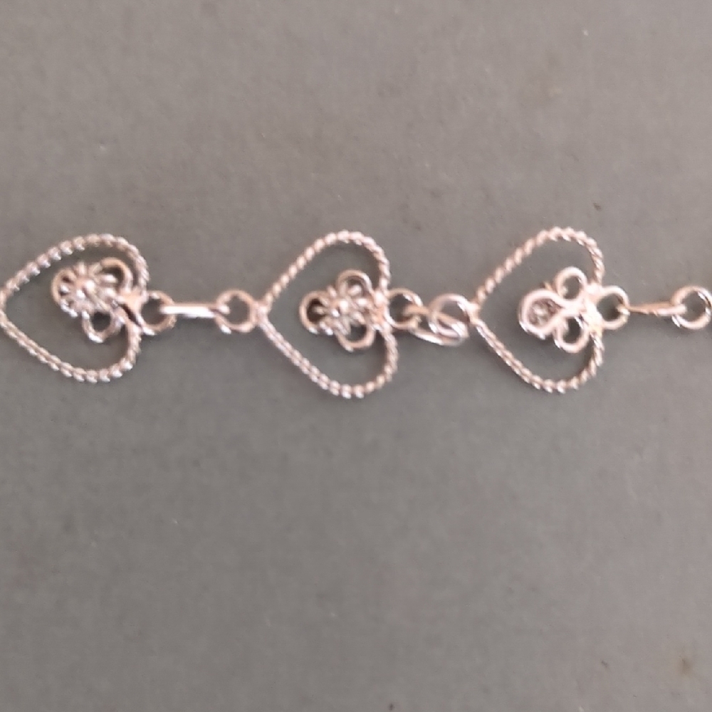 Elegant Silver Heart Bracelet - Picture 2 of 3